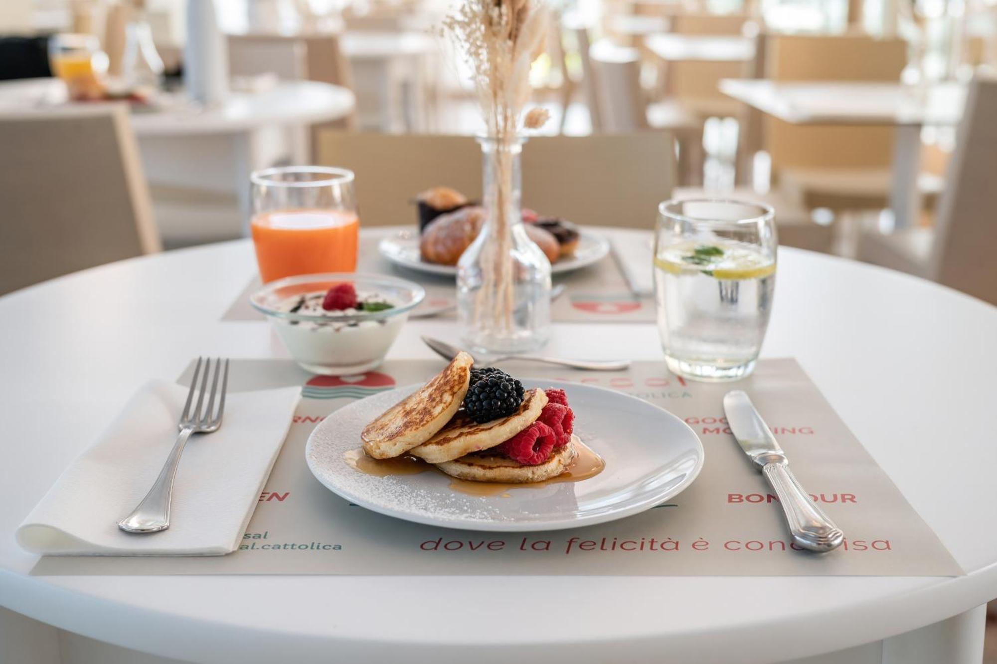 Hotel Universal Католика Екстериор снимка