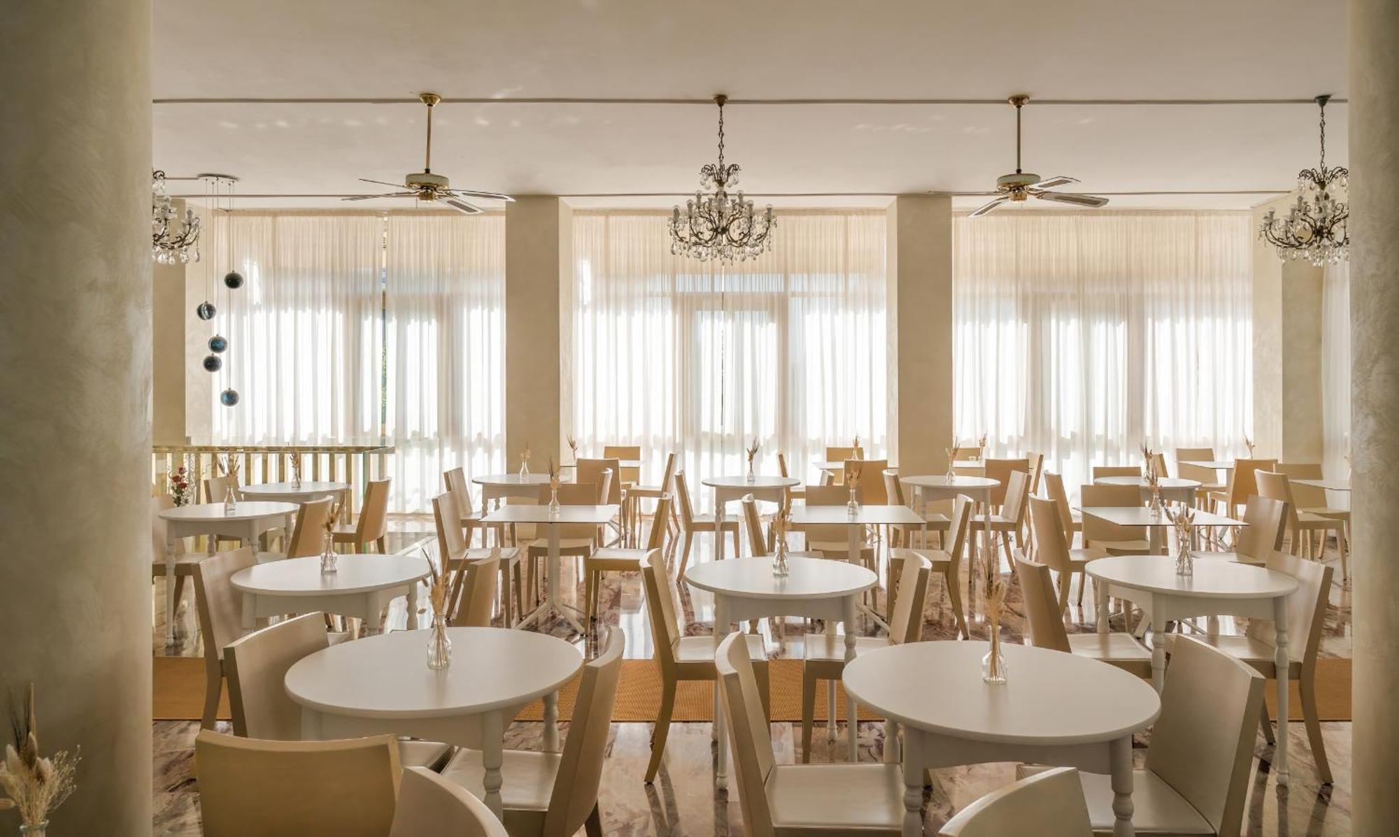 Hotel Universal Католика Екстериор снимка